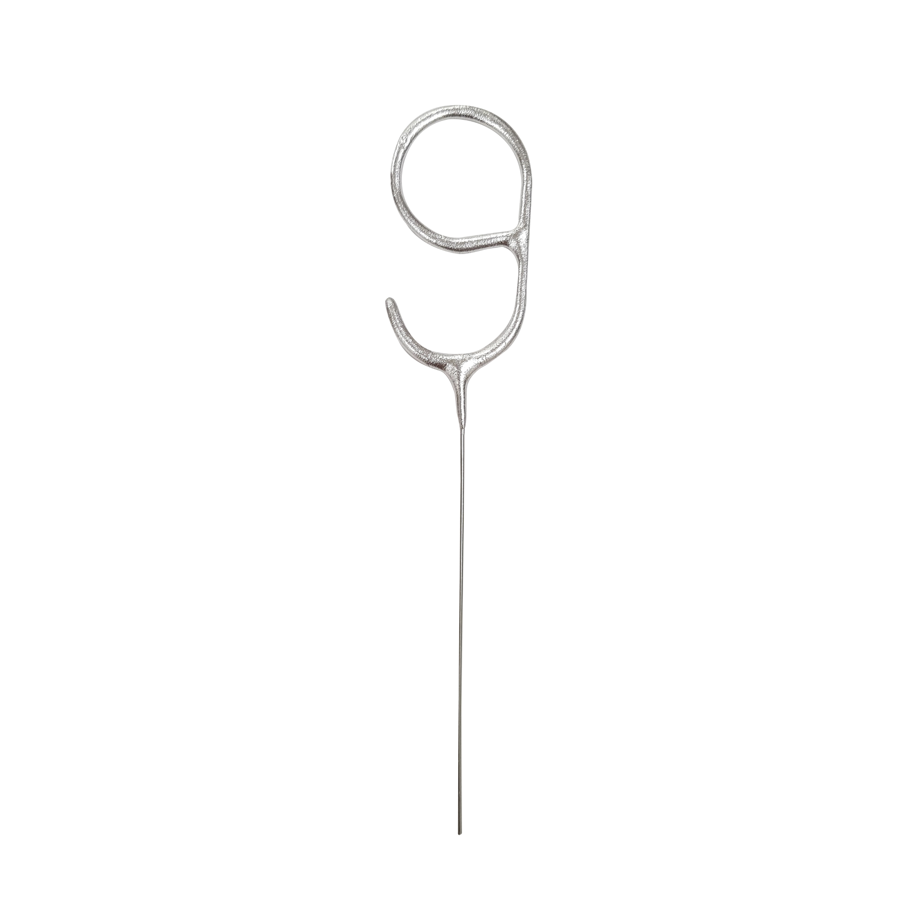 Metallischer Halter mit einer geschwungenen Form und einem langen Stift. Sieht aus wie eine Kombination aus Clip und Nadel.