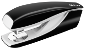 schwarzer Hefter mit glänzender Oberfläche. Die Form ist modern und ergonomisch.