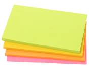 Vier Stapel von bunten Notizzetteln. Farben: grün, gelb, orange, pink.