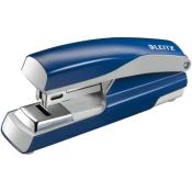 Bürohefter in Blau und Silber. Ergonomisches Design. Für das Heften von Papieren.