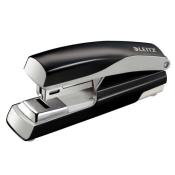 Schwarzer Hefter mit silberner Klammer. Ergonomisches Design, schlicht und modern.