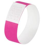 Breiter, pinkfarbener Armband mit einer weißen, glatten Oberfläche. Eine Seite hat ein einfaches, geometrisches Muster.