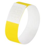 Gelbes Armband mit einem weißen Bereich. Der weiße Teil hat ein einfaches Muster.