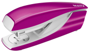 lila Heftgerät mit glänzender Oberfläche. Ergonomisches Design. Metallische Teile sichtbar.
