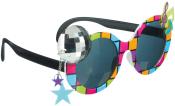 Bunte Sonnenbrille mit großen, runden Gläsern. Rahmen in verschiedenen Farben, mit Musiknoten und einem kleinen Spiegelball dekoriert. Hängende Sterne in Blau und Pink.