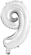 silberner Ballon in Form der Zahl 9. Glänzende Oberfläche, leicht gewellt.
