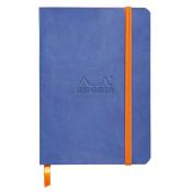 Blaues Notizbuch mit orangefarbener Gummiband. Auf der Vorderseite ist das Logo Rhodia eingeprägt.