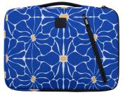 Laptoptasche mit floralem Muster. Hauptfarbe blau, mit weißen und gelben Blumen. Reißverschluss und Tragegriff vorhanden.
