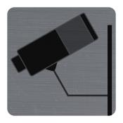 Schwarze Überwachungskamera auf grauem Hintergrund. Kamera ist schräg montiert.