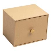 Kleine, quadratische Schublade in hellem Beige. Mit goldenem Knopf zum Öffnen.