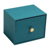 Tealfarbige Aufbewahrungsbox mit goldfarbenem Knopf. Rechteckige Form, schlichtes Design.