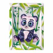 Bunte Darstellung eines niedlichen Pandas. Umgeben von grünen Bambusblättern.