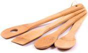 Vier Holzkochlöffel in verschiedenen Formen. Sie sind aus hellem Holz und haben lange Griffe.