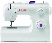 Nähmaschine in Weiß mit dem Schriftzug 'Singer Tradition'. Bedienknöpfe für Stichlängen und -arten sind sichtbar.