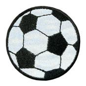 Runder Aufnäher in Form eines Fußballs. Schwarz-weiße Musterung mit hexagonalen und pentagonalen Feldern.