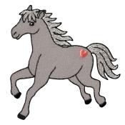 graues Pferd mit hellen Mähnen und einem roten Herz auf der Hinterhand. Das Pferd läuft, hat schwarze Hufe.
