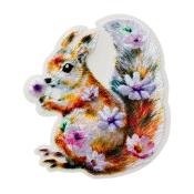 Gesticktes Abzeichen eines Eichhörnchens mit bunten Blumen. Das Eichhörnchen hält eine Blume in der Hand.
