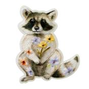 Gestickter Waschbär mit Blumen. Der Waschbär sitzt und hält Blumen in den Vorderpfoten.