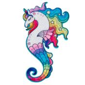 Buntes Aufnäher-Motiv eines Einhorns mit Regenbogenfarben. Das Einhorn hat Flügel und eine geschwungene Mähne.