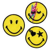 Drei gelbe Smiley-Patches. Ein Smiley mit Wimpern, ein Smiley mit buntem Blitz und ein Smiley mit Herz und Stern.