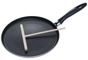 Schwarze Pfanne mit einem Holzgriff. Ein Holzstab liegt quer auf der Pfanne.
