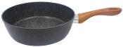 schwarze Pfanne mit speckled Oberfläche. Holzgriff, ergonomisch geformt. Rund und flach, geeignet zum Braten.