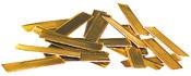 Stapel von goldfarbenen Metallstreifen. Flach und rechteckig, unregelmäßig angeordnet.