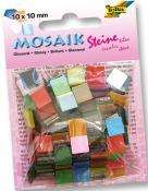 Bunte Mosaiksteine in verschiedenen Farben und Formen. Die Steine sind glänzend und quadratisch.