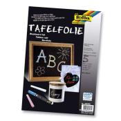 Schwarze Tafel-Folie in Verpackung. Abgebildet: Tafel mit bunten Buchstaben, Blumen und Sonne. Enthalten: Kreide, Marker, Behälter mit Aufschrift 'Curry', Geschenkverpackung mit 'Für Anna'.
