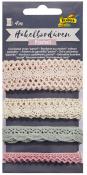 Vier gehäkelte Borten in Pastellfarben: rosa, beige, hellbeige und grün. Jede Borte hat ein dekoratives Muster. Gesamtlänge 4 Meter.