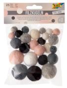 25 Filzkugeln aus Merinowolle in verschiedenen Größen und Farben. Farben sind schwarz, grau, rosa und weiß.