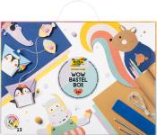 Bastelbox mit bunten Papierfiguren. Enthält Pinguine, Fische, ein Tier mit Pullover und Bastelmaterialien. Farbenfroh und kinderfreundlich.