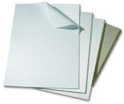 Vier Blätter Papier in verschiedenen Farben. Oben ein Blatt mit umgeschlagenem Rand. Die anderen Blätter sind flach und gleichmäßig.