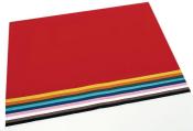 Rotes Blatt Papier mit mehreren bunten Papierschichten darunter. Die Farben umfassen Gelb, Blau, Schwarz und Pink.