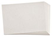 Stapel von leeren, cremefarbenen Papierblättern. Die Oberfläche ist leicht strukturiert.