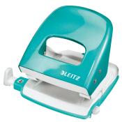Türkisfarbener Locher mit einem großen Griff. Die Basis ist weiß und hat eine Einstellmöglichkeit für Papierformate.