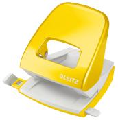 Gelber Locher mit ergonomischem Griff. Unterseite in Weiß, einfach zu bedienen.