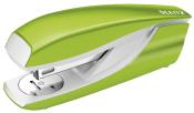 grüner Hefter mit glänzender Oberfläche. Die Form ist modern und ergonomisch.