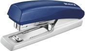 Heftgerät in Blau und Weiß. Kompakt und ergonomisch gestaltet.
