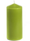 Grüne Stumpenkerze in zylindrischer Form. Die Oberfläche ist glatt und glänzend.