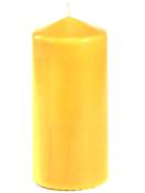 Gelbe Stumpenkerze in zylindrischer Form. Die Oberfläche ist glatt und glänzend.