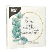 Servietten mit grünem Eukalyptus-Motiv. Aufgedruckter Text: 'live in the moment'.