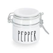 Weißes Glasgefäß mit einem silbernen Deckel. Beschriftet mit dem Wort 'PEPPER'.