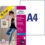 Verpackung für T-Shirt Transferfolien. A4-Größe. Geeignet für dunkle Textilien. Abgebildete Person trägt schwarzes T-Shirt mit Aufdruck. Hintergrund mit einem Bildrahmen.
