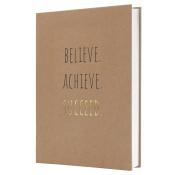 Braunes Notizbuch mit dem Titel 'Believe. Achieve. Succeed.' in goldener Schrift. Einfaches, minimalistisches Design.