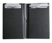 schwarzes Clipboard, offen. Zwei Metallclips oben. Glatte Oberfläche, keine weiteren Details.