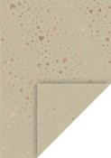 Papier mit kleinen, bunten Herzen in verschiedenen Rosatönen. Hintergrund in neutralem Farbton.