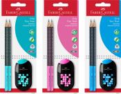 Drei Packungen mit Bleistiften von Faber-Castell. Jede Packung enthält zwei Bleistifte und einen Anspitzer in verschiedenen Farben.