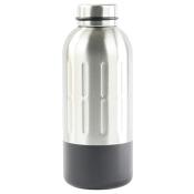 Edelstahl-Wasserflasche mit schwarzem Boden. Die Oberfläche hat vertikale Rillen.