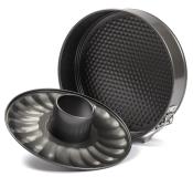 Zwei Backformen aus Metall. Eine runde Form mit herausnehmbarem Boden und eine Gugelhupfform.